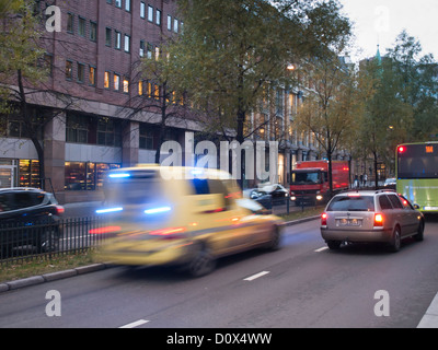 Ambulanza da servizi di emergenza in servizio per le strade di Oslo Norvegia, luci blu e alta velocità Foto Stock