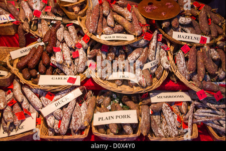 Salsiccia salsicce in vendita a Winchester Mercatino di Natale situato accanto alla Cattedrale di Winchester in Hampshire, Inghilterra, Regno Unito Foto Stock