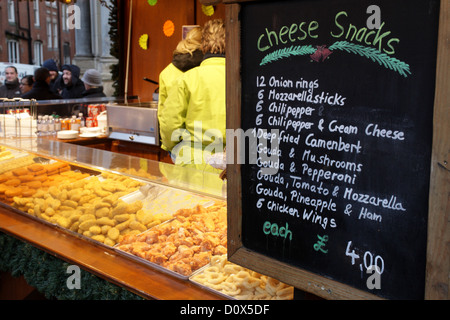 Pressione di stallo sulla relazione annuale di Birmingham mercatino di Natale, talvolta chiamato frankfurt mercatino di natale di Birmingham. Foto Stock