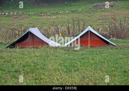 Due boy scout tende piantate nel mezzo della collina in autunno Foto Stock