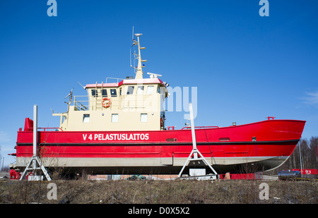 Ai vigili del fuoco sea rescue service nave ormeggiata sulla parte superiore della culla di nave , Finlandia Foto Stock