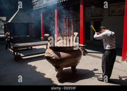 Un uomo non identificato prega in un Tempio durante il Tet su 10 Febbraio 2007 nella città di Ho Chi Minh, Vietnam. Foto Stock