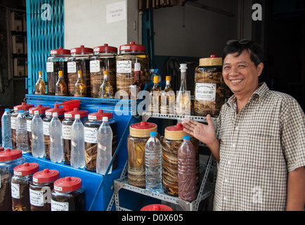 Un uomo non identificato vende vino di serpente il 14 febbraio 2007 nella città di Ho Chi Minh, Vietnam Foto Stock