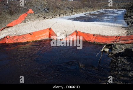 Il boom di contenimento superficiale impedisce alle acque reflue di entrare in un fiume finlandese presso il fiume Oulujoki , Oulu , Finlandia Foto Stock
