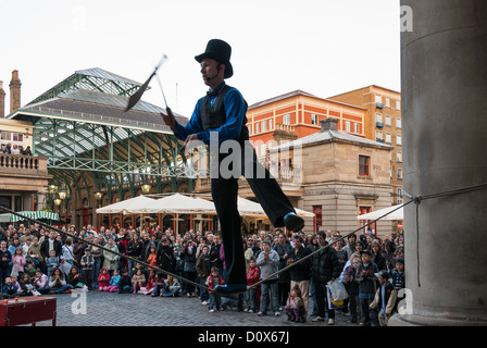 Un giocoliere non identificato esegue il 1 aprile 2007 a Covent Garden, Londra Foto Stock