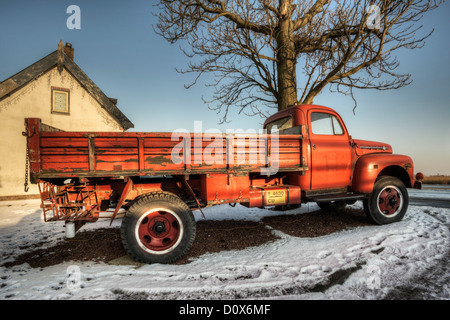 Vecchio carrello parcheggiato nella neve, Burgerveen, North Holland, Paesi Bassi Foto Stock