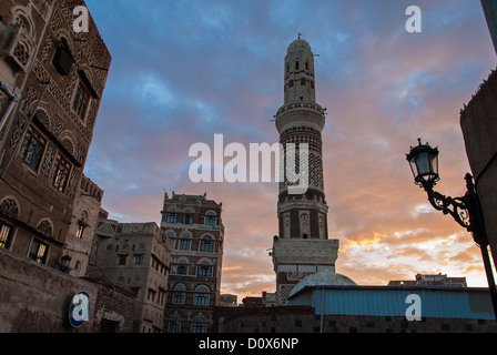 Città vecchia di Sanaa al tramonto, Yemen Foto Stock