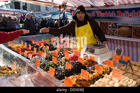 Scegliere e combinare bancarelle  delizie turche in un mobile di stallo dolciario Skipton mercatino di natale dicembre 2012, nello Yorkshire, Regno Unito Foto Stock