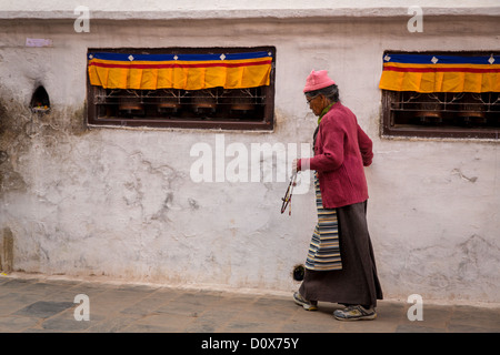 Pellegrino a piedi attorno a Boudhanath, Kathmandu, Nepal Foto Stock