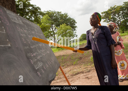 Le donne imparano la lettura e la scrittura in un'istruzione degli adulti in classe di Doba, Ciad, Africa. Foto Stock