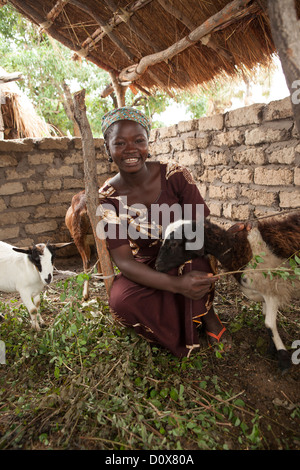 Una donna si solleva di capre Doba, Ciad, Africa. Foto Stock