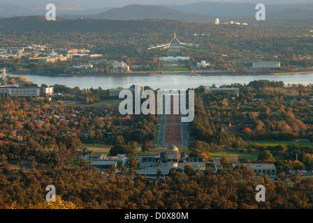 Vista dal Monte Ainslie della Casa del Parlamento e il National War Memorial, Foto Stock