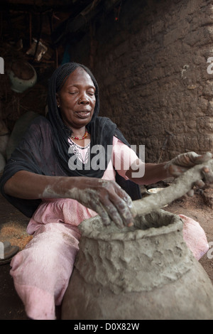 Le donne lavorano in una Cooperativa Ceramica di Doba, Ciad, Africa. Foto Stock