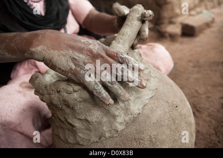 Le donne lavorano in una Cooperativa Ceramica di Doba, Ciad, Africa. Foto Stock