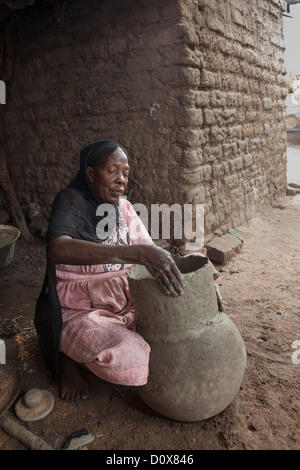 Le donne lavorano in una Cooperativa Ceramica di Doba, Ciad, Africa. Foto Stock