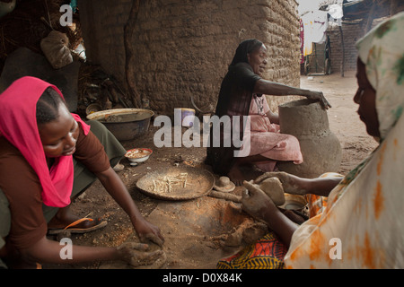 Le donne lavorano in una Cooperativa Ceramica di Doba, Ciad, Africa. Foto Stock