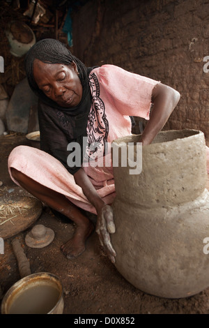 Le donne lavorano in una Cooperativa Ceramica di Doba, Ciad, Africa. Foto Stock