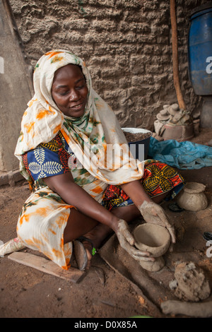 Le donne lavorano in una Cooperativa Ceramica di Doba, Ciad, Africa. Foto Stock