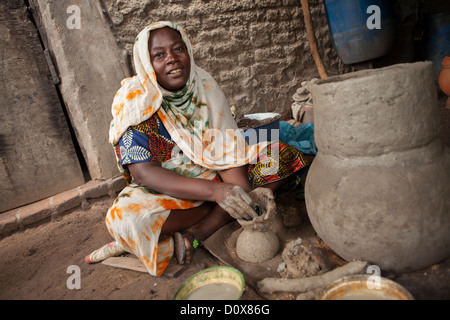 Le donne lavorano in una Cooperativa Ceramica di Doba, Ciad, Africa. Foto Stock