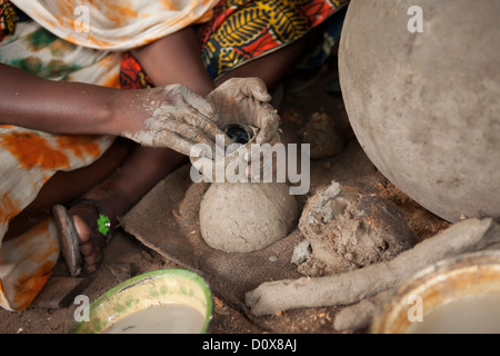 Le donne lavorano in una Cooperativa Ceramica di Doba, Ciad, Africa. Foto Stock