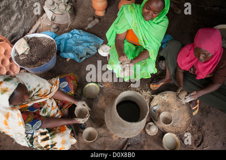 Le donne lavorano in una Cooperativa Ceramica di Doba, Ciad, Africa. Foto Stock