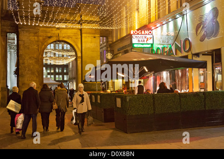 Exchange Place, Glasgow. Pedoni e diners al di fuori della famosa Rogano pesce e frutti di mare Ristorante e bar Oyster. Foto Stock