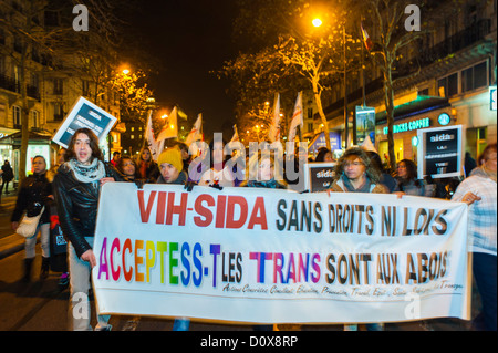 Parigi, Francia, AIDS Trans attivisti di Acceptess-T, un'associazione per i diritti transgender dimostrazione pubblica, per dicembre 1, Eventi della Giornata Mondiale dell'AIDS, trans persone che portano segnali di protesta per strada di notte, campagna per l'AIDS, omofobia trans, sostegno transgender Foto Stock