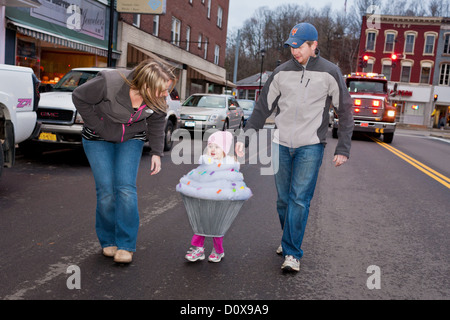 Bambina vestita come una tortina per Halloween Parade, Fort Plain, New York, nella valle di Mohawk Foto Stock