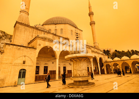 Tempesta di sabbia su Halilur Rahman mosque al Golbasi area di Sanliurfa, Turchia Foto Stock