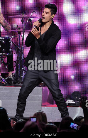 Dicembre 2, 2012. Toronto, Canada. Molto presenta il grande jingle - Canada's holiday evento concertistico presso la Air Canada Centre. Nella foto, English-Irish boy band il voluto, Siva Kaneswaran. Credito: n8n foto / Alamy Live News Foto Stock