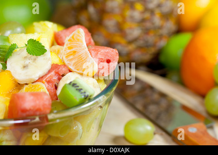 Macedonia di frutta fresca nella ciotola in cucina closeup Foto Stock