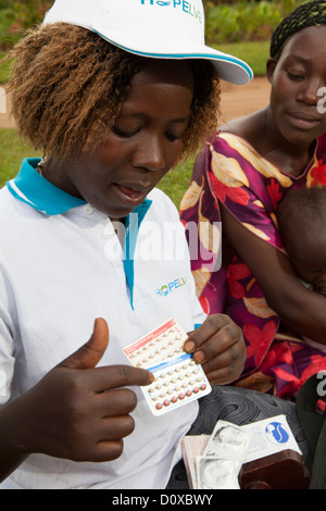 Un lavoratore di salute di comunità discute la pianificazione familiare e la contraccezione con una famiglia su Bussi Isola, Uganda, Africa orientale. Foto Stock