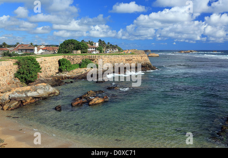 Una bellissima spiaggia di sabbia bianca al di fuori storico Galle Fort. Foto Stock