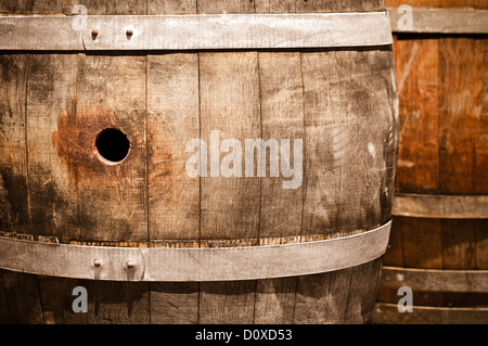 Botti da vino nella cantina scuro Foto Stock