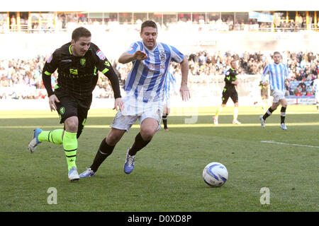 01.12.2012. Huddersfield, Inghilterra, N Power gara di campionato giocato tra Huddersfield Town e Leeds United. Ross McCormack batte Anthony Gerrard durante Leeds Uniteds 4-2 vittoria contro l Huddersfield Town Foto Stock
