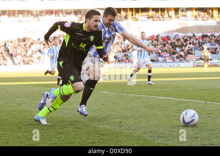 01.12.2012. Huddersfield, Inghilterra, N Power gara di campionato giocato tra Huddersfield Town e Leeds United. Ross McCormack batte Anthony Gerrard durante Leeds Uniteds 4-2 vittoria contro l Huddersfield Foto Stock