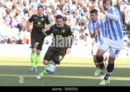 01.12.2012. Huddersfield, Inghilterra, N Power gara di campionato giocato tra Huddersfield Town e Leeds United. Ross McCormack batte Anthony Gerrard durante Leeds Uniteds 4-2 vittoria contro l Huddersfield Town Foto Stock