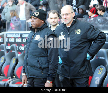 02.12.2012 a Milton Keynes, Inghilterra. Ian Wright primo allenatore della squadra e il Dr Martin Grotta club medico di Milton Keynes Dons in azione durante la FA Cup con Budweiser Secondo Round gioco tra Milton Keynes Dons ( MK Dons) e AFC Wimbledon da stadio:mk. Foto Stock