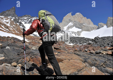 Donna escursioni al punto di vedetta a Cerro electrico, El Chalten, Argentina Foto Stock