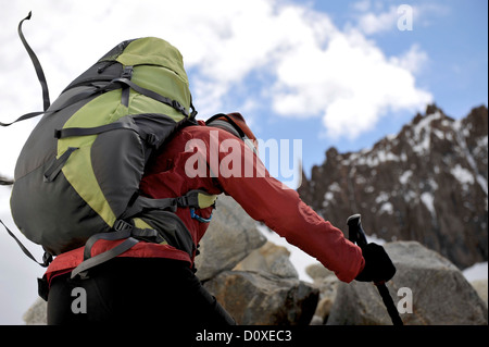 Donna escursioni al punto di vedetta a Cerro electrico, El Chalten, Argentina Foto Stock