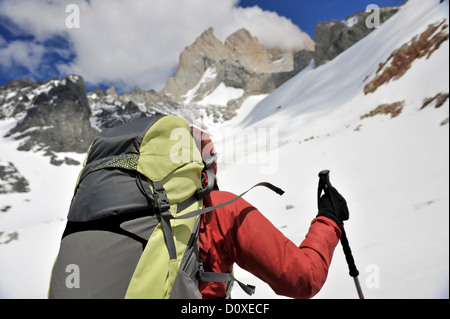 Donna escursioni al punto di vedetta a Cerro electrico, El Chalten, Argentina Foto Stock