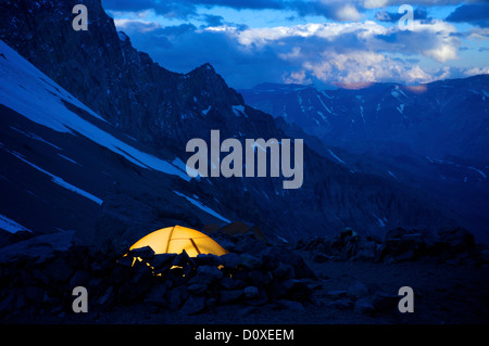 Vista dal campo un su Aconcagua nelle montagne delle Ande, Provincia di Mendoza, Argentina Foto Stock