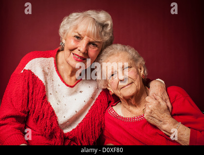 Due donne senior avvolgente Foto Stock