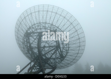 Close up di un radiotelescopio su un nebbioso giorno Foto Stock