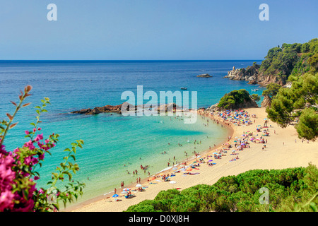 Spagna, Europa, Catalonia, Costa Brava Costa, Lloret de Mar, città Santa Cristina Beach, Lloret, Loret de Mar, spiaggia, blu, brigh Foto Stock