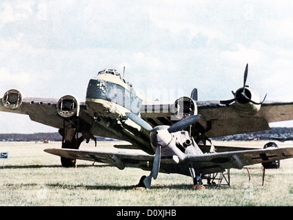 Tedesco Luftwaffe, Messerschmidt, Me 109, parcheggiata danneggiato aereo, Air Force, la Wehrmacht, elica, 1935, la II Guerra Mondiale, Germania, 1 Foto Stock