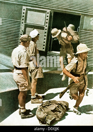 German Africa corps Junkers Ju 52 i soldati davanti il Nord Africa soldati campagna Africana corps Rommel II Guerra Mondiale Foto Stock