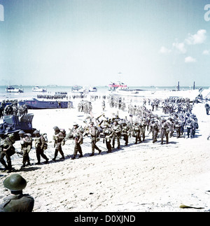 Operazione Overlord, Normandia, canadese, fanteria, Juno Beach, Bernières-sur-Mer, D-Day, soldati, navi, mare, la II Guerra Mondiale, Dep Foto Stock