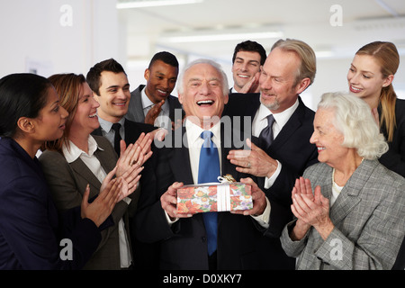I colleghi dando dono ai proprietari Foto Stock