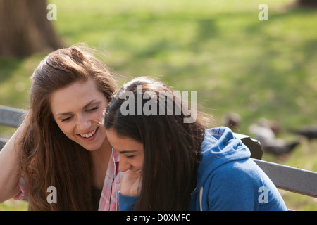 Amici di sesso femminile in un parco Foto Stock